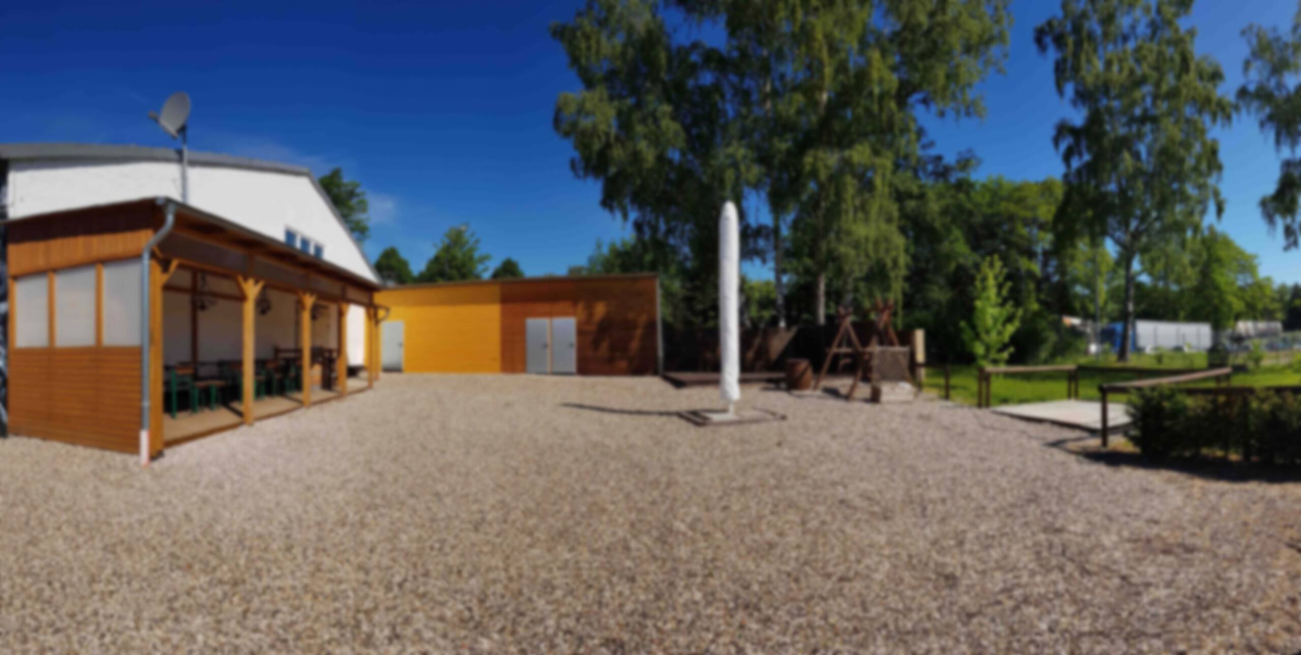 Der Außenbereich von Leo’s Veranstaltungsräumen in Salzgitter mit überdachter Terrasse und Sitzgelegenheiten für Gäste.