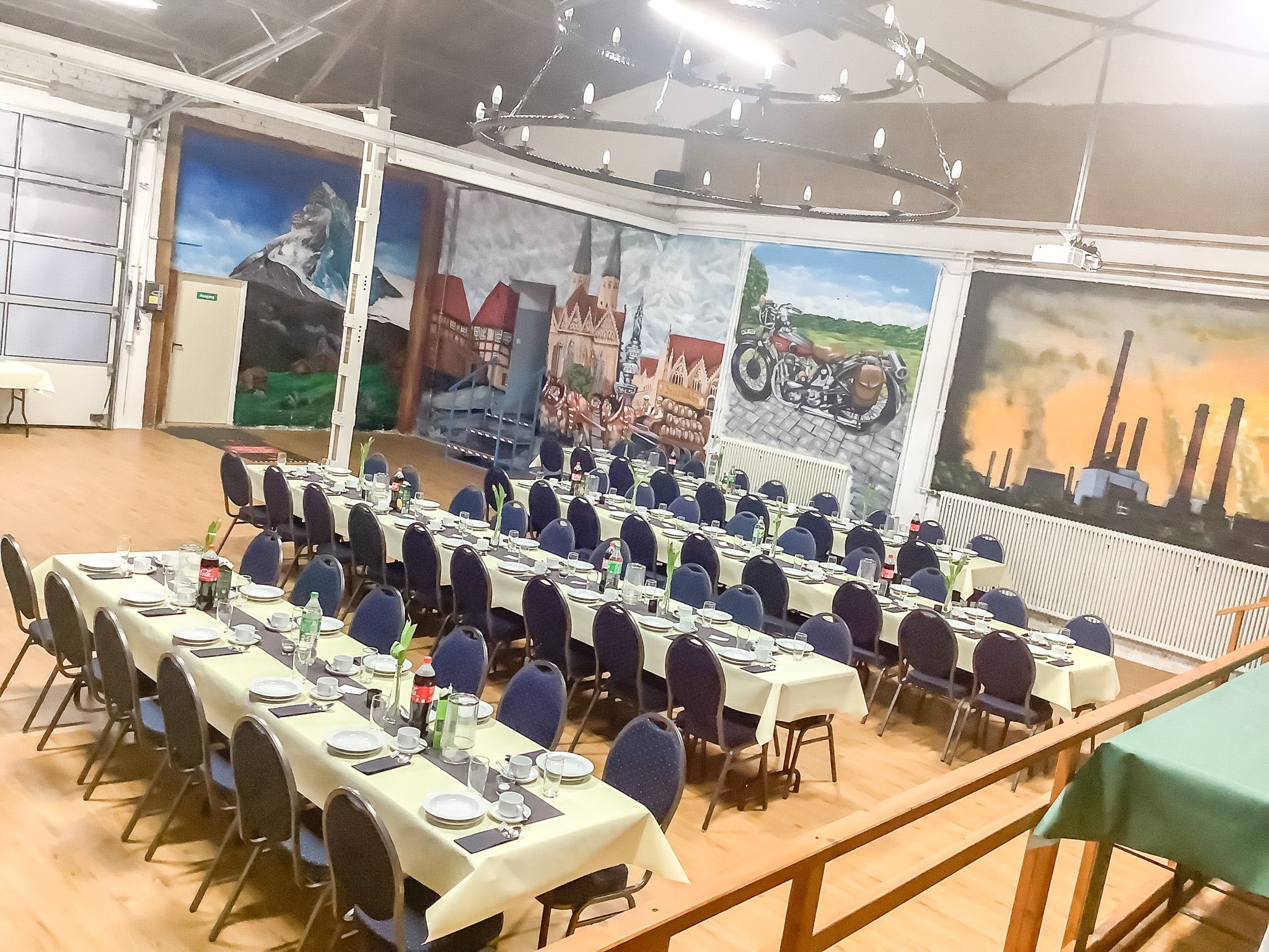 Geräumiger Saal für Bankette, Firmenveranstaltungen und private Feiern