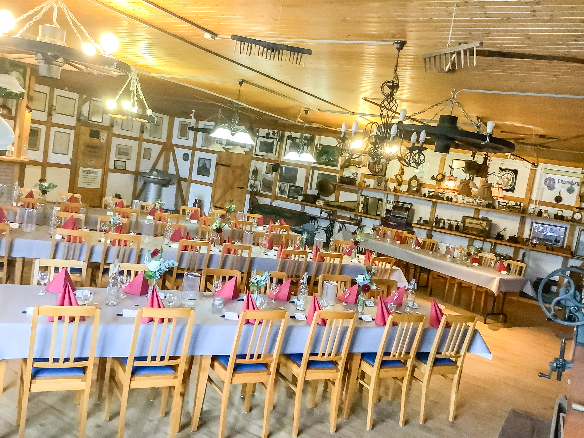 Einladend gestaltete Eventlocation für besondere Anlässe, Feste und Partys