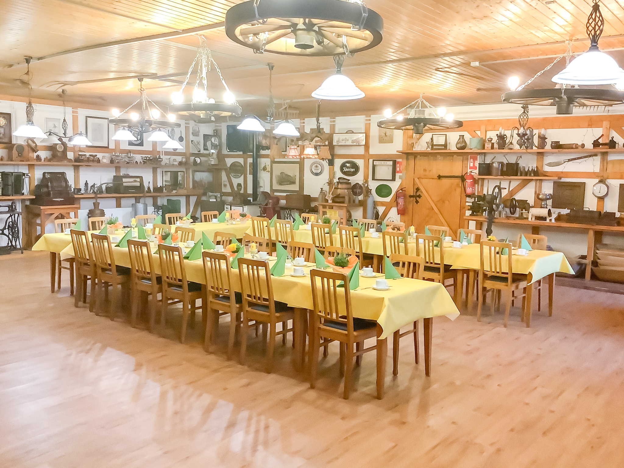 Große Tafel im rustikalen Festsaal, ideal für Familienfeiern, Events und Gruppen.