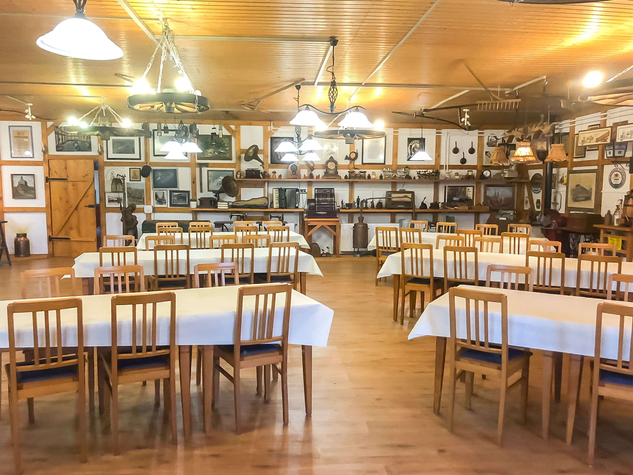 Tradition trifft Gemütlichkeit: ein Raum mit Charakter für Feiern, Frühstücke und gesellige Abende.