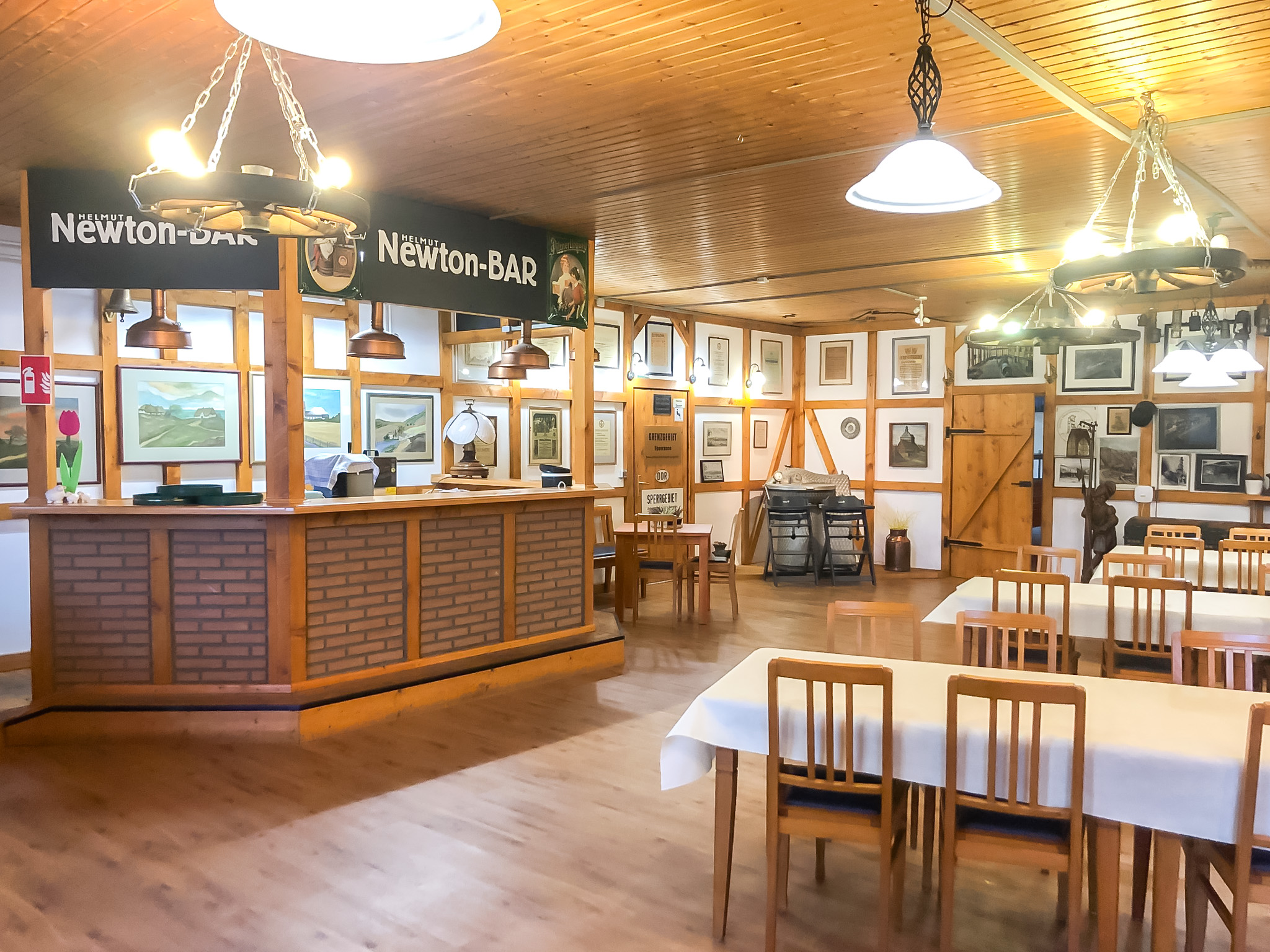 Einladender Gastraum mit der Newton-Bar – ideal für Feiern, gemütliche Abende und feierliche Runden.