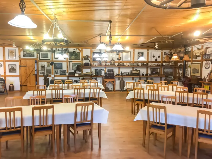 Gemütlicher Veranstaltungsraum Meisterstube in Salzgitter mit gedeckten Tischen und Holzinterieur.